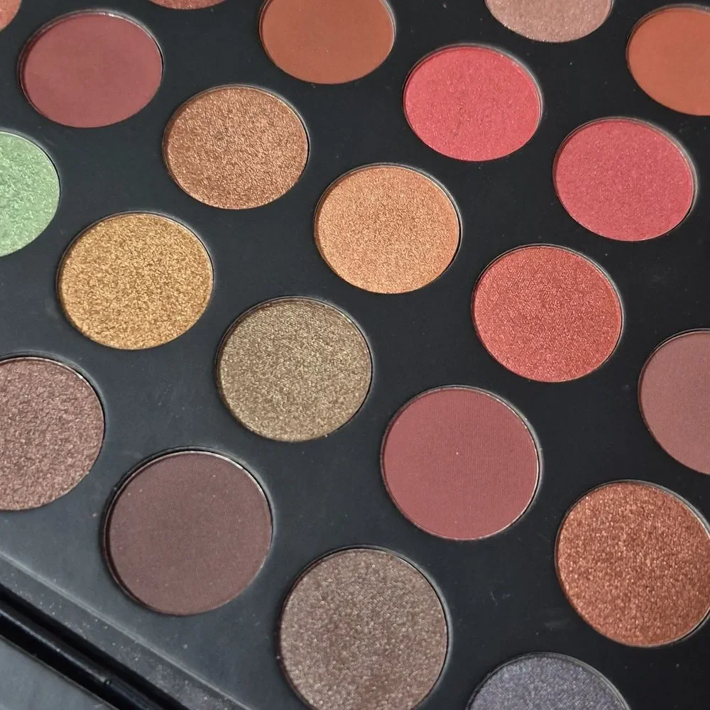 💥3/$12💥 BEYOND COSMETICS 40SP Shimmer Matte Eyeshadow Palette